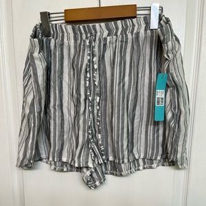 Cactus Women’s Vicose White/Grey Striped Shorts Size 2X.  Brand New With Tags!